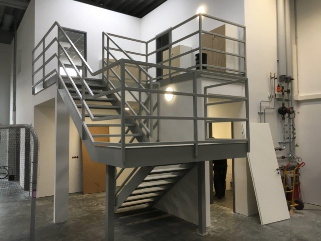 Einbau einer Podesttreppe in einer Halle